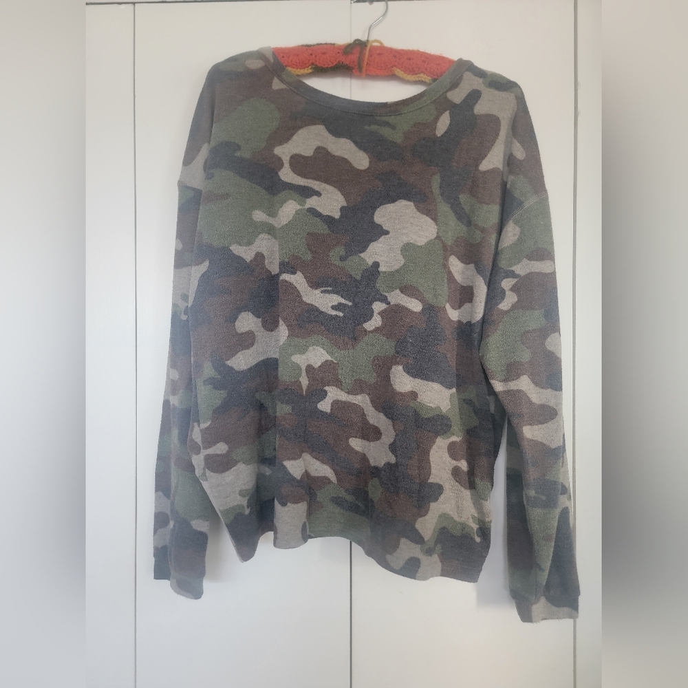 BKE Womens Open Back Camouflage Crewneck Sweater